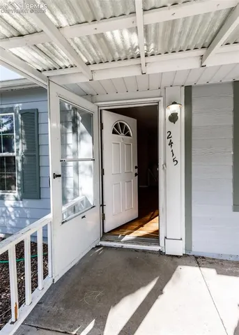 a view of livingroom with furniture