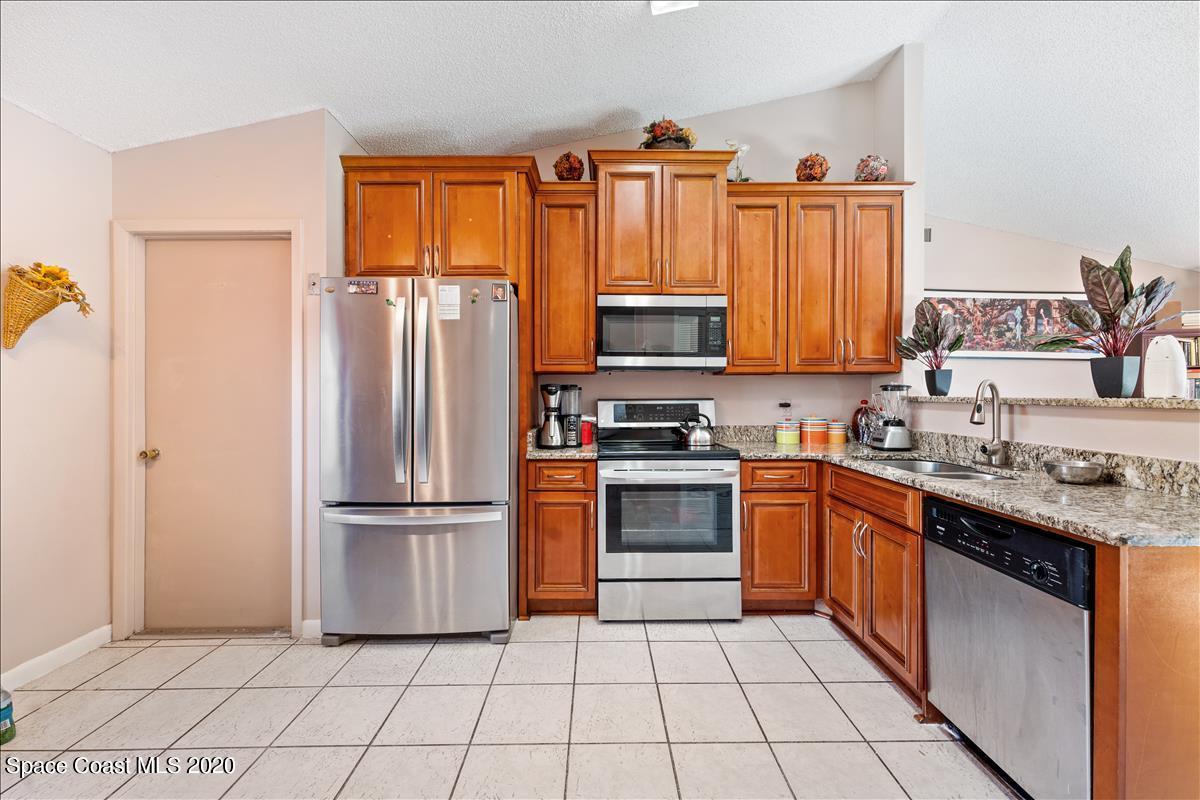 1534 Goyer Road Southeast Palm Bay, FL 32909 - Photo 13 of 23 Kitchen