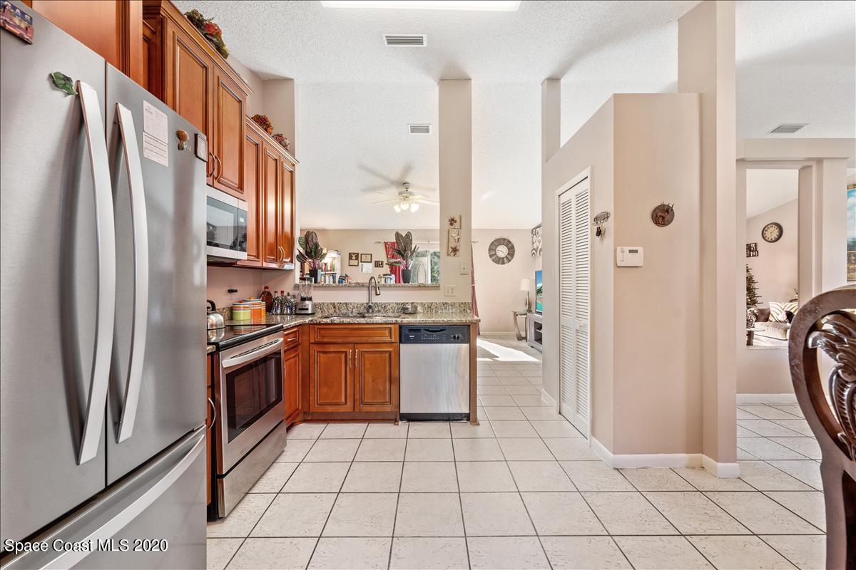 1534 Goyer Road Southeast Palm Bay, FL 32909 - Photo 14 of 23 Kitchen