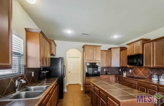 $306,800 | 13626 Cantebury Avenue, Denham Springs, LA 70726