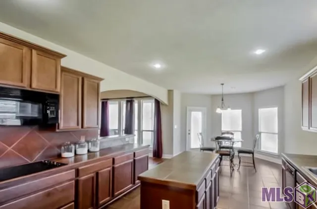 $306,800 | 13626 Cantebury Avenue, Denham Springs, LA 70726