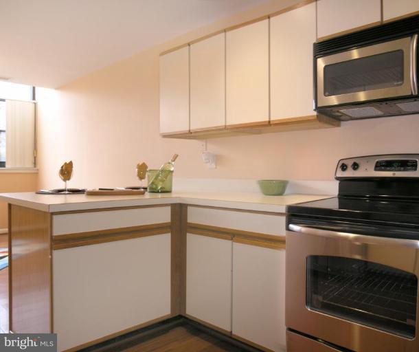 10999 Thrush Ridge Road Reston, VA 20191 - Photo 4 of 24 a kitchen with stainless steel appliances granite countertop white cabinets and a stove top oven