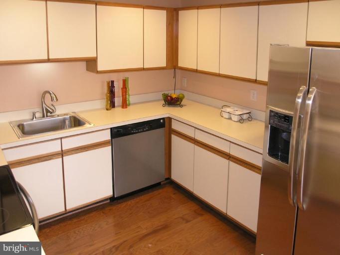 10999 Thrush Ridge Road Reston, VA 20191 - Photo 6 of 24 a kitchen with a sink cabinets and appliances