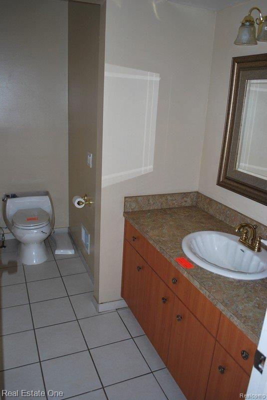 29495 Parkside Farmington, MI 48331 - Photo 18 of 25 1st Floor Lav
