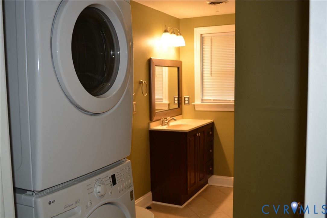 4550 Powhatan Lakes Road Powhatan, VA 23139 - Photo 10 of 17 a bathroom with a sink and a mirror