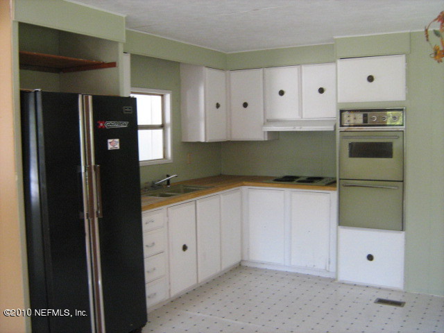 222 Kyte Road San Mateo, FL 32187 - Photo 5 of 11 Kitchen
