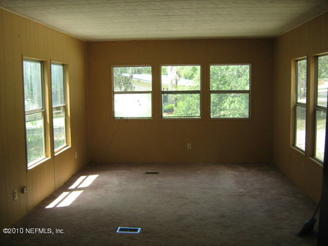222 Kyte Road San Mateo, FL 32187 - Photo 6 of 11 Living Room