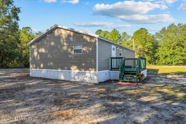 a view of a house with backyard