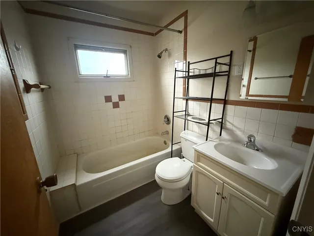 $1,300 | 483 Pleasantview Avenue, Unit 2, Salina, NY 13208