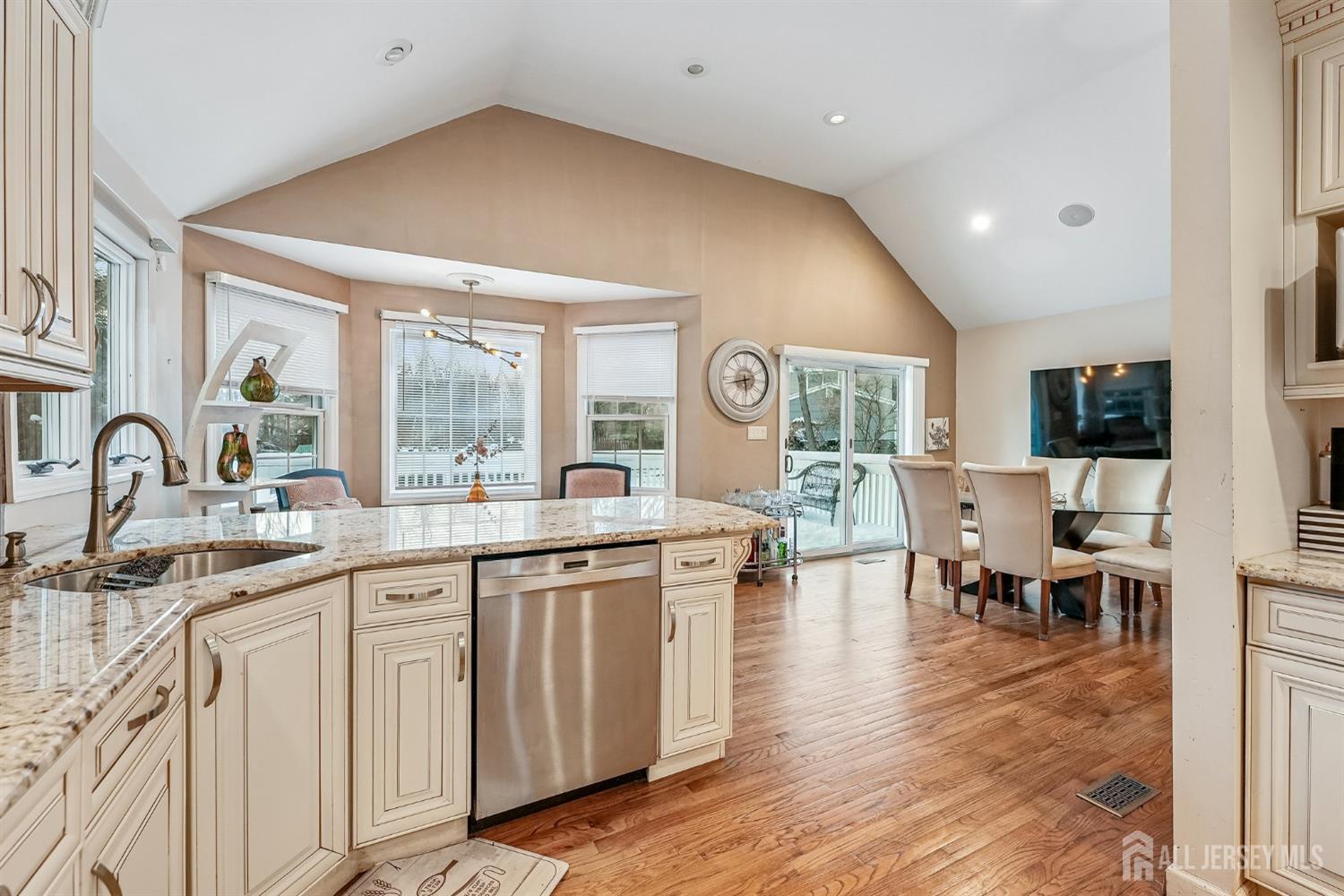 42 Colburn Road East Brunswick, NJ 08816 - Photo 6 of 33