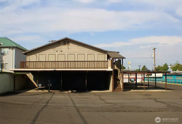 a view of house with a street