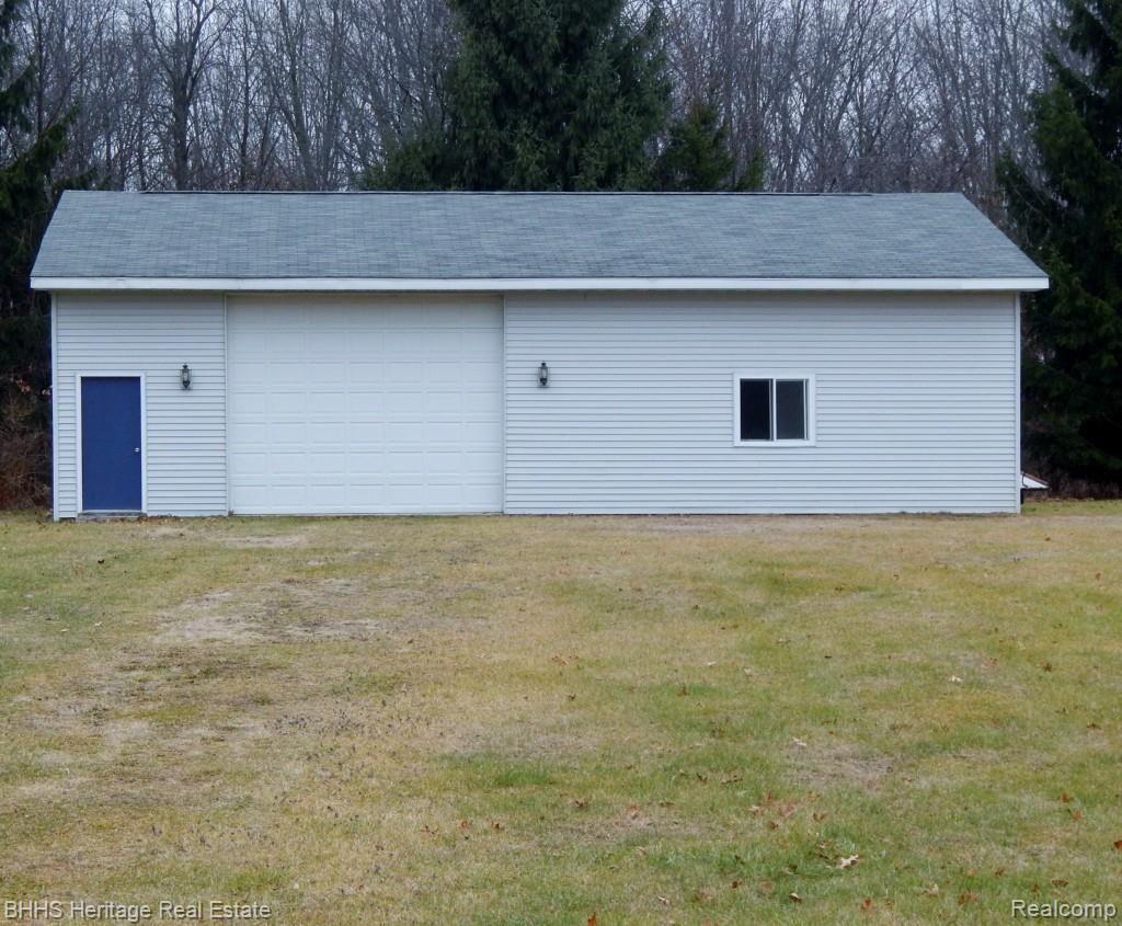 BARN WITH GARAGE DOOR OPENER