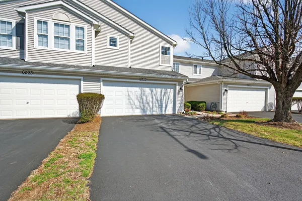 $275,000 | 6923 Clearwater Drive, Unit CM042, Plainfield, IL 60586