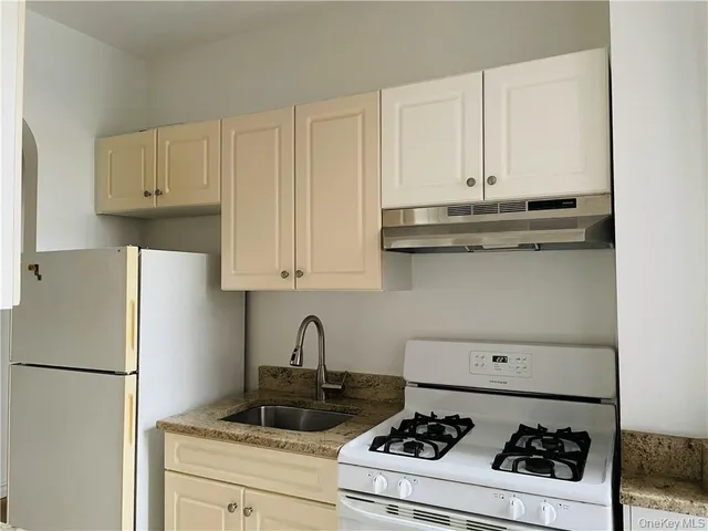 $1,950 | 210 Martine Avenue, Unit 5N, White Plains, NY 10601