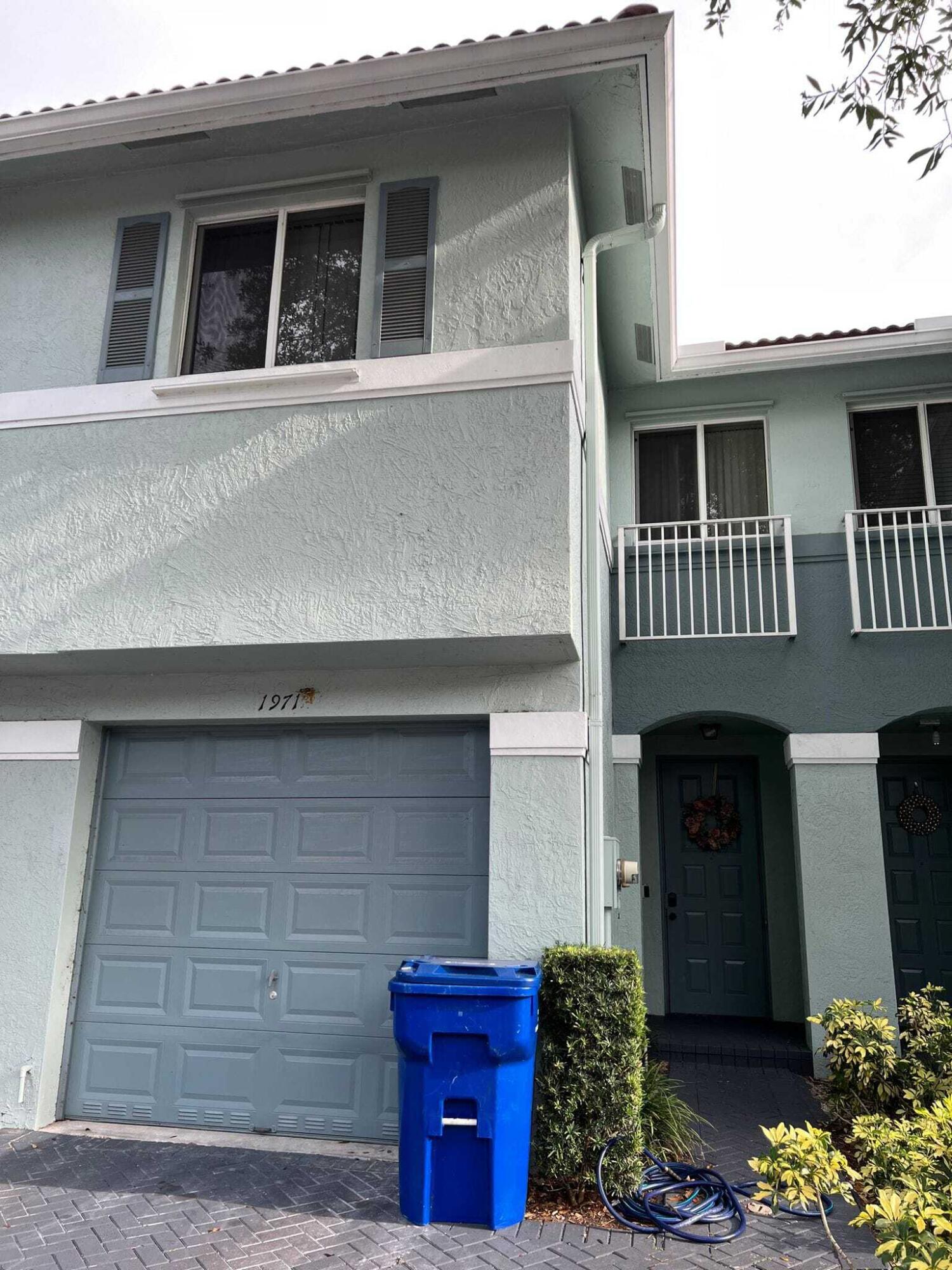 1971 Alamanda Way Riviera Beach, FL 33404 - Photo 2 of 25 407eb8bf-2ded-4967-ae3e-d5cdf856d22d