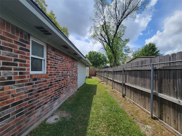 $2,350 | 12611 Dermott Drive, Houston, TX 77065