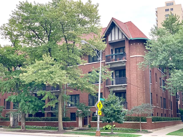 $347,000 | 1615 East Hyde Park Boulevard, Unit 2, Chicago, IL 60615