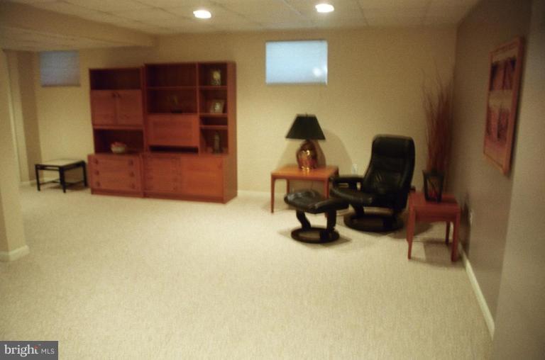 7644 Chancellor Way Springfield, VA 22153 - Photo 11 of 29 a view of workspace with windows