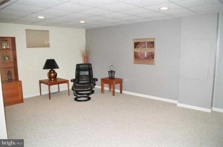 7644 Chancellor Way Springfield, VA 22153 - Photo 12 of 29 a room with furniture and a lamp