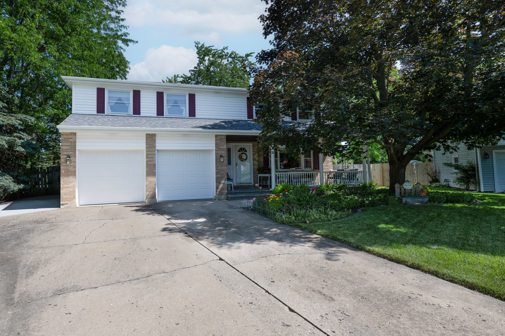 546 Northgate Road Lindenhurst, IL 60046 - Photo 1 of 26 front view of house with a yard
