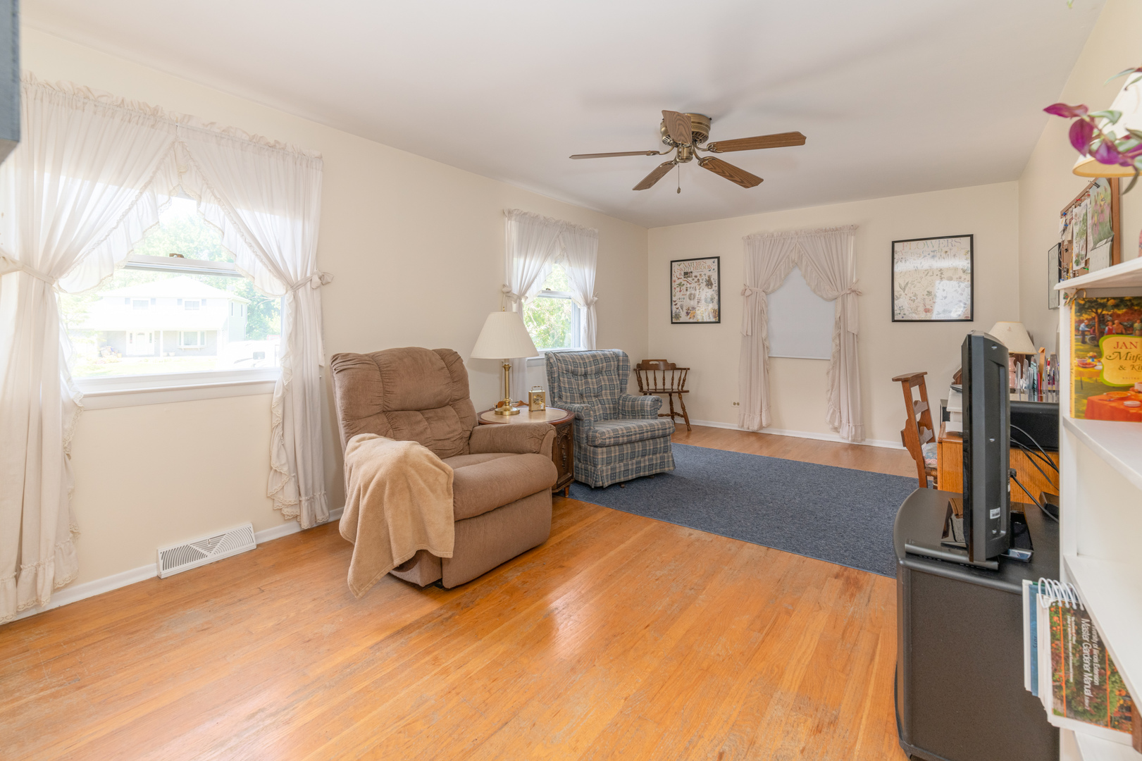 546 Northgate Road Lindenhurst, IL 60046 - Photo 19 of 26 a living room with furniture window and a flat screen tv