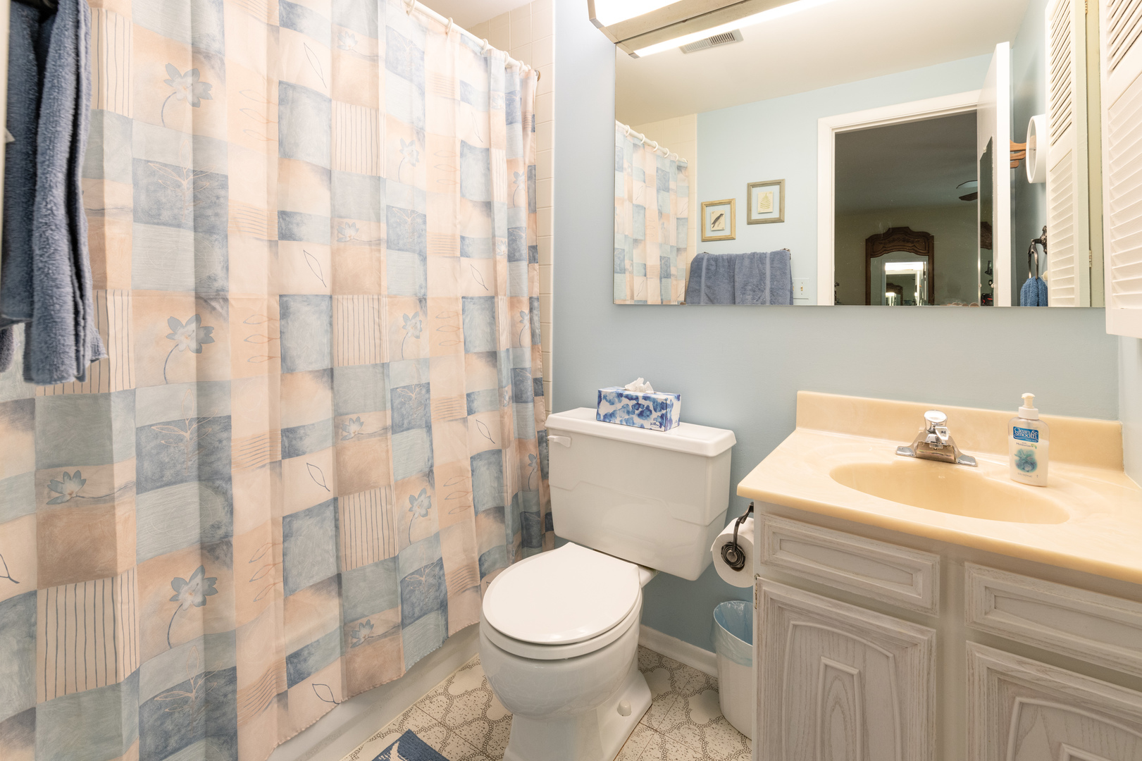 546 Northgate Road Lindenhurst, IL 60046 - Photo 22 of 26 a bathroom with a sink toilet and shower