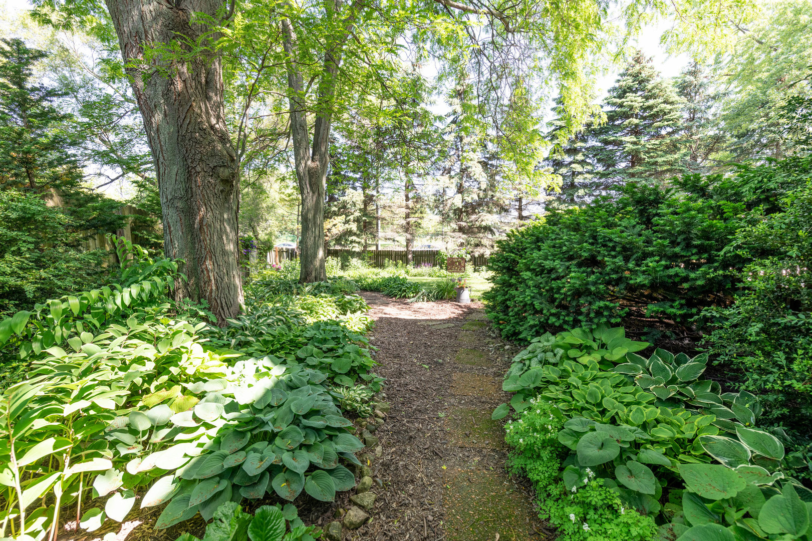 546 Northgate Road Lindenhurst, IL 60046 - Photo 24 of 26 a backyard of a house with lots of green space