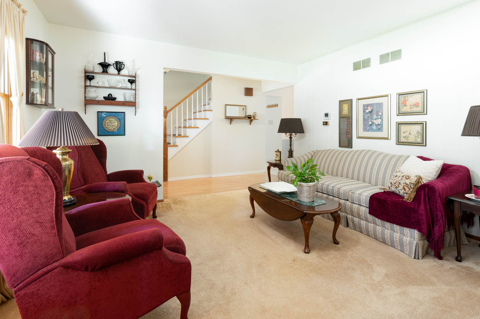 546 Northgate Road Lindenhurst, IL 60046 - Photo 4 of 26 a living room with furniture and a couch