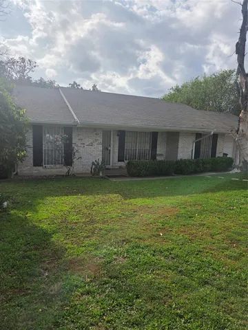 a view of a yard in front of a house