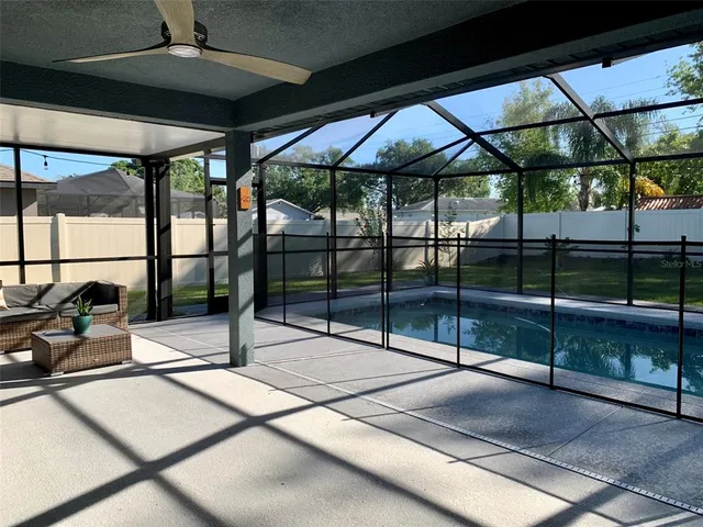 a view of a backyard