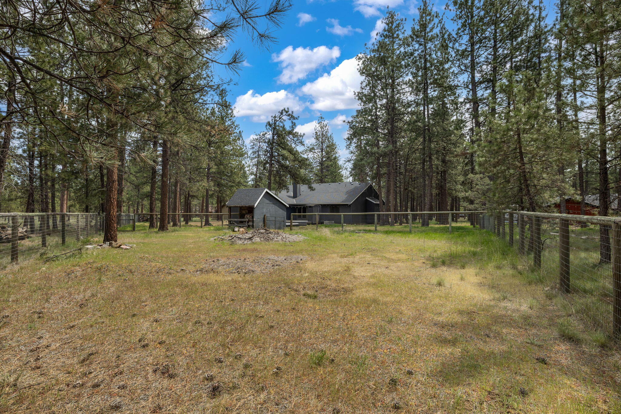 14474 Crossroads Loop Sisters, OR 97759 - Photo 7 of 50 2026_04_30_14474_crossroads_loop_sisters