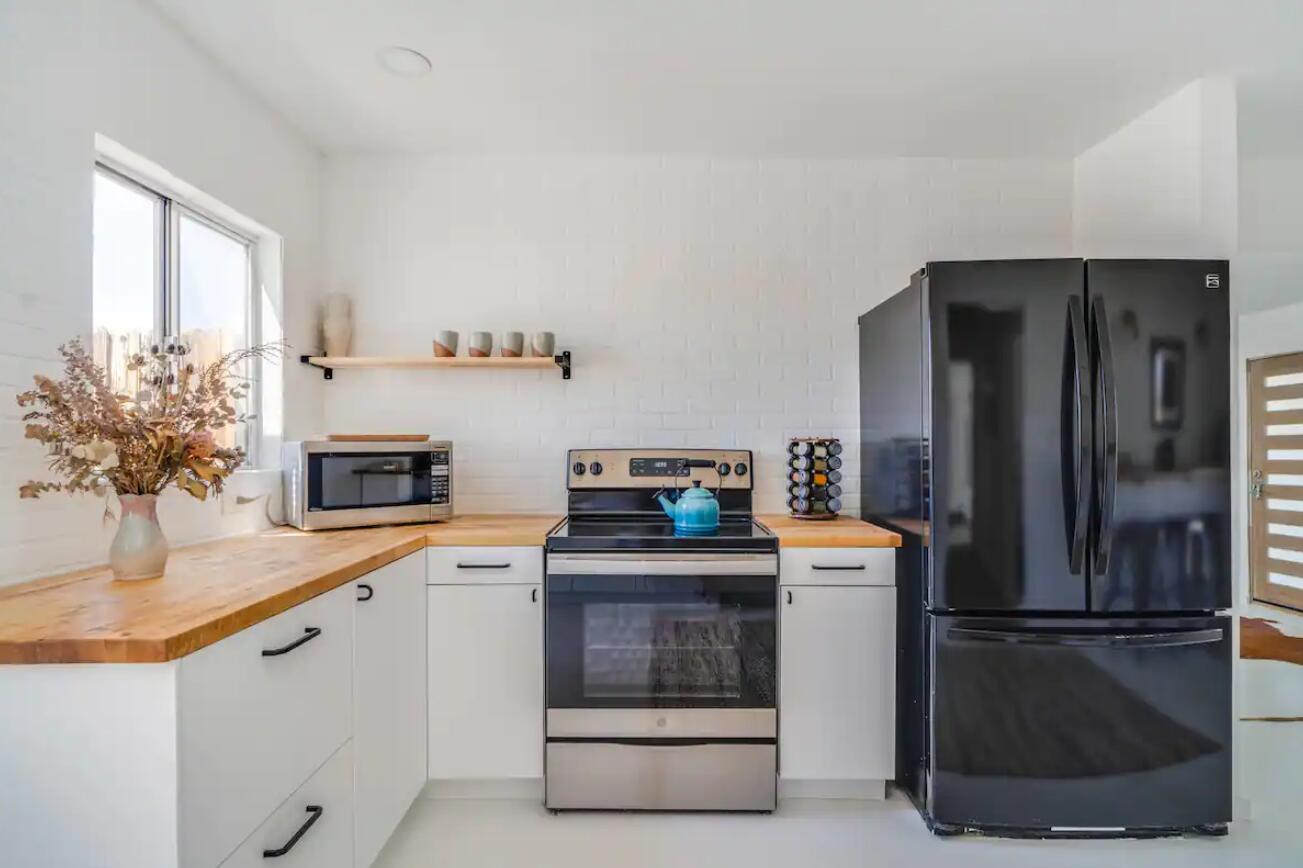 57725 Junipero Trail Yucca Valley, CA 92284 - Photo 19 of 46 a kitchen with a sink stove and refrigerator