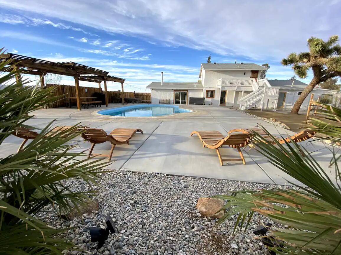 57725 Junipero Trail Yucca Valley, CA 92284 - Photo 26 of 46 a view of a swimming pool with an outdoor seating