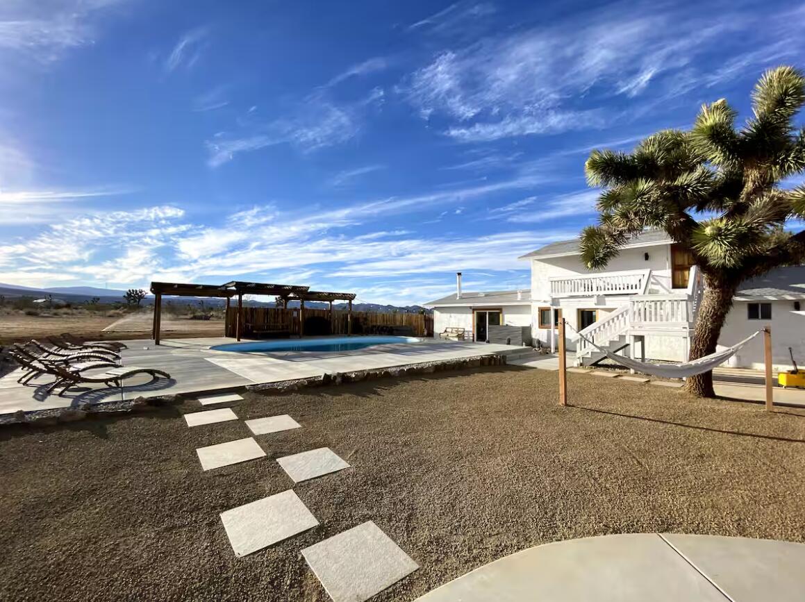 57725 Junipero Trail Yucca Valley, CA 92284 - Photo 31 of 46 a view of a terrace with wooden floor
