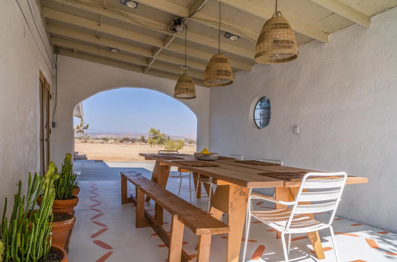57725 Junipero Trail Yucca Valley, CA 92284 - Photo 37 of 46 a view of a balcony with chairs