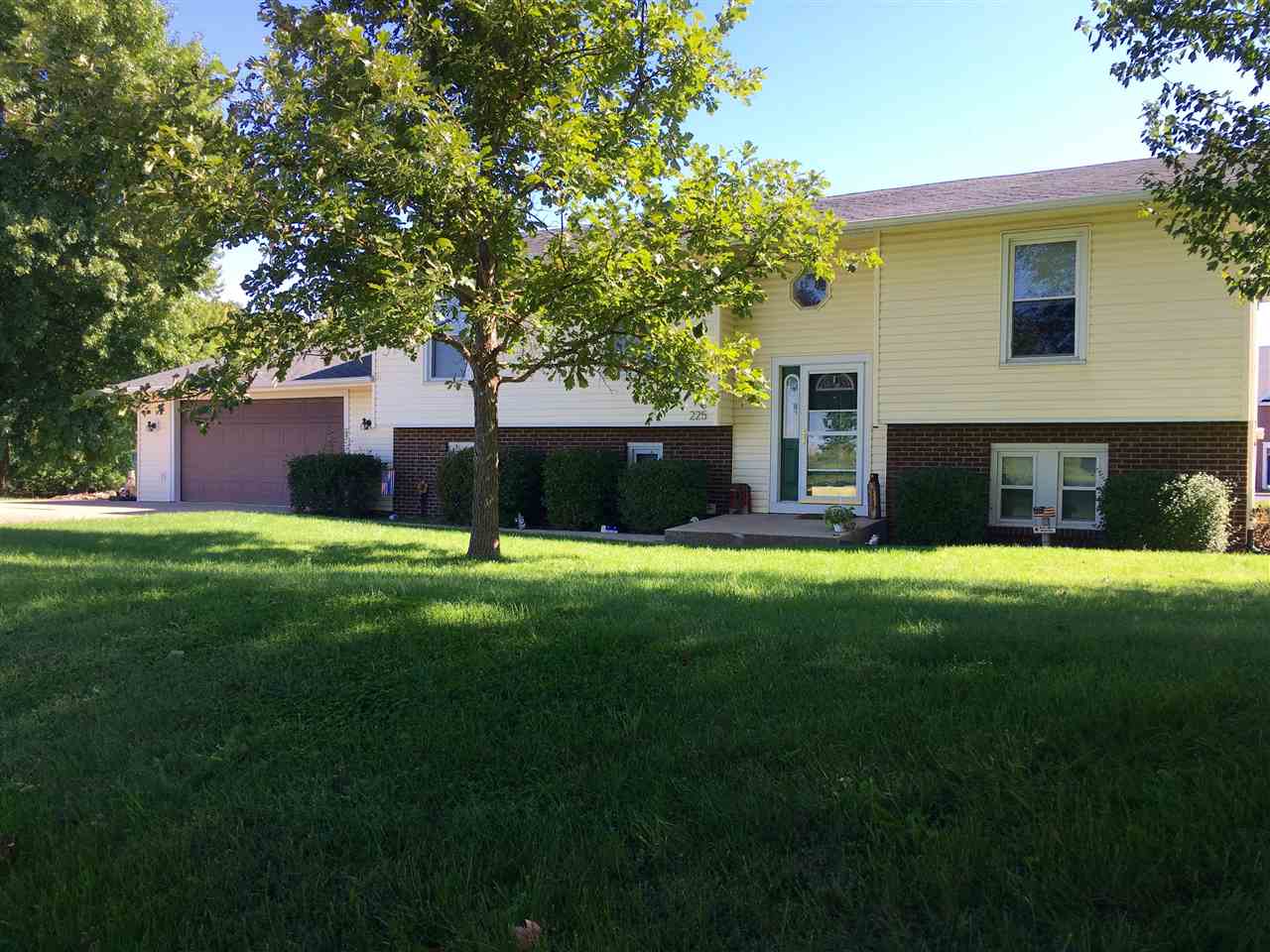 225 Robin Road Macomb, IL 61455 - Photo 1 of 19 Gallery Image 1
