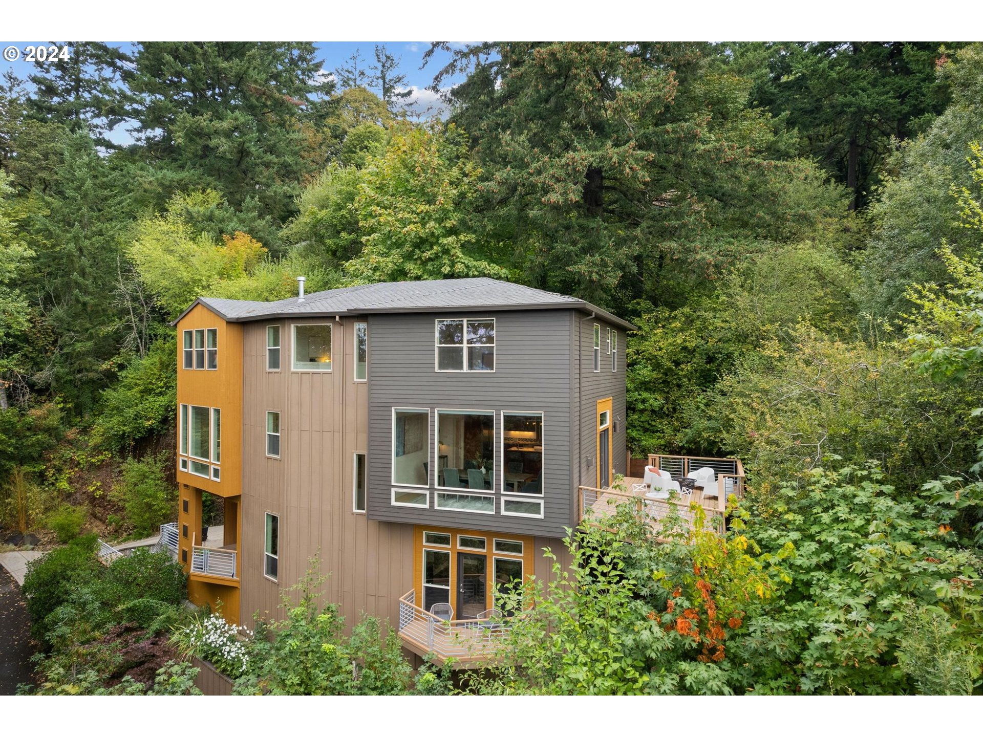 4632 Southwest 18th Place Portland, OR 97239 - Photo 1 of 41