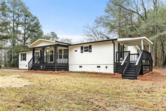 a view of a house with backyard