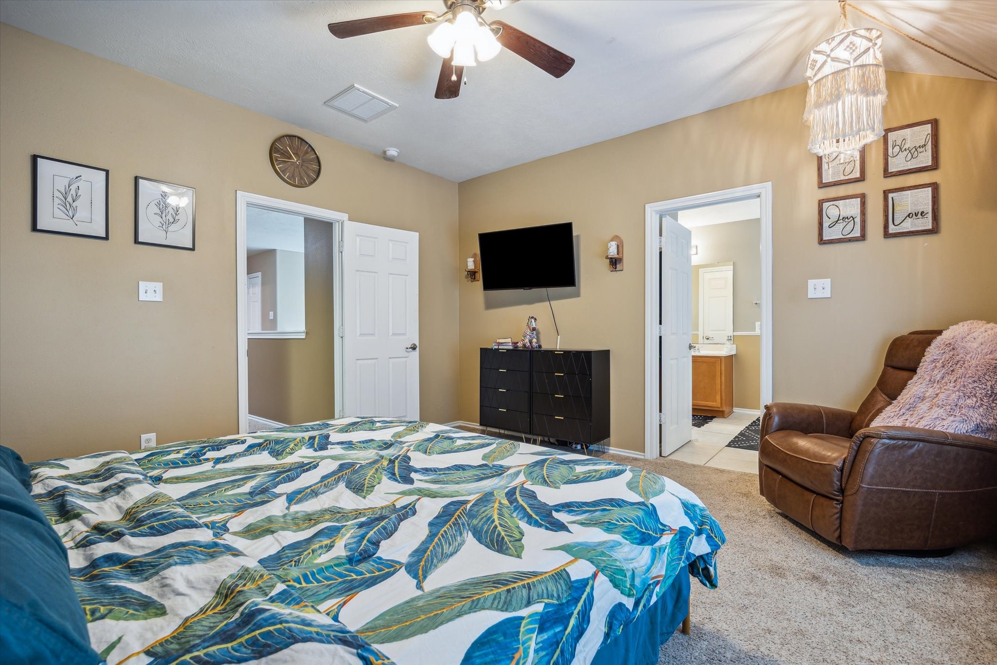 225 Drake Run Lane Dickinson, TX 77539 - Photo 11 of 22 a bedroom with a bed and a television