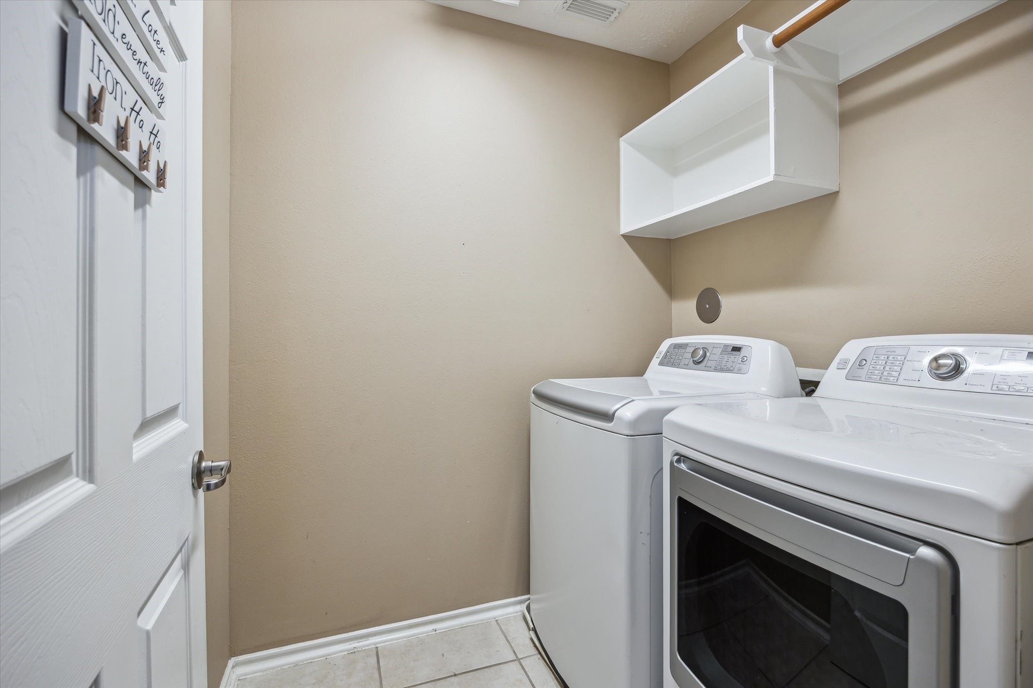 225 Drake Run Lane Dickinson, TX 77539 - Photo 19 of 22 a utility room with dryer and washer