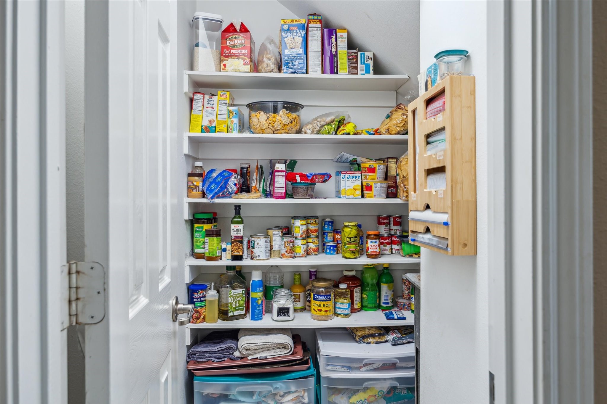 225 Drake Run Lane Dickinson, TX 77539 - Photo 8 of 22 a shelf with books and a shelf with books and knick knacks on it