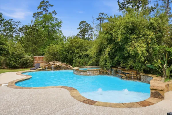 $900,000 | 8111 Hideaway Lake Circle, Spring, TX 77389