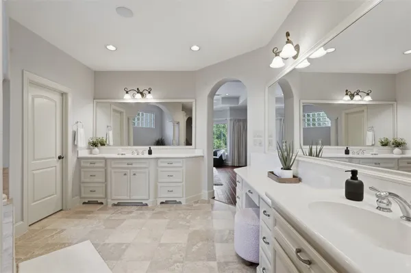 $900,000 | 8111 Hideaway Lake Circle, Spring, TX 77389