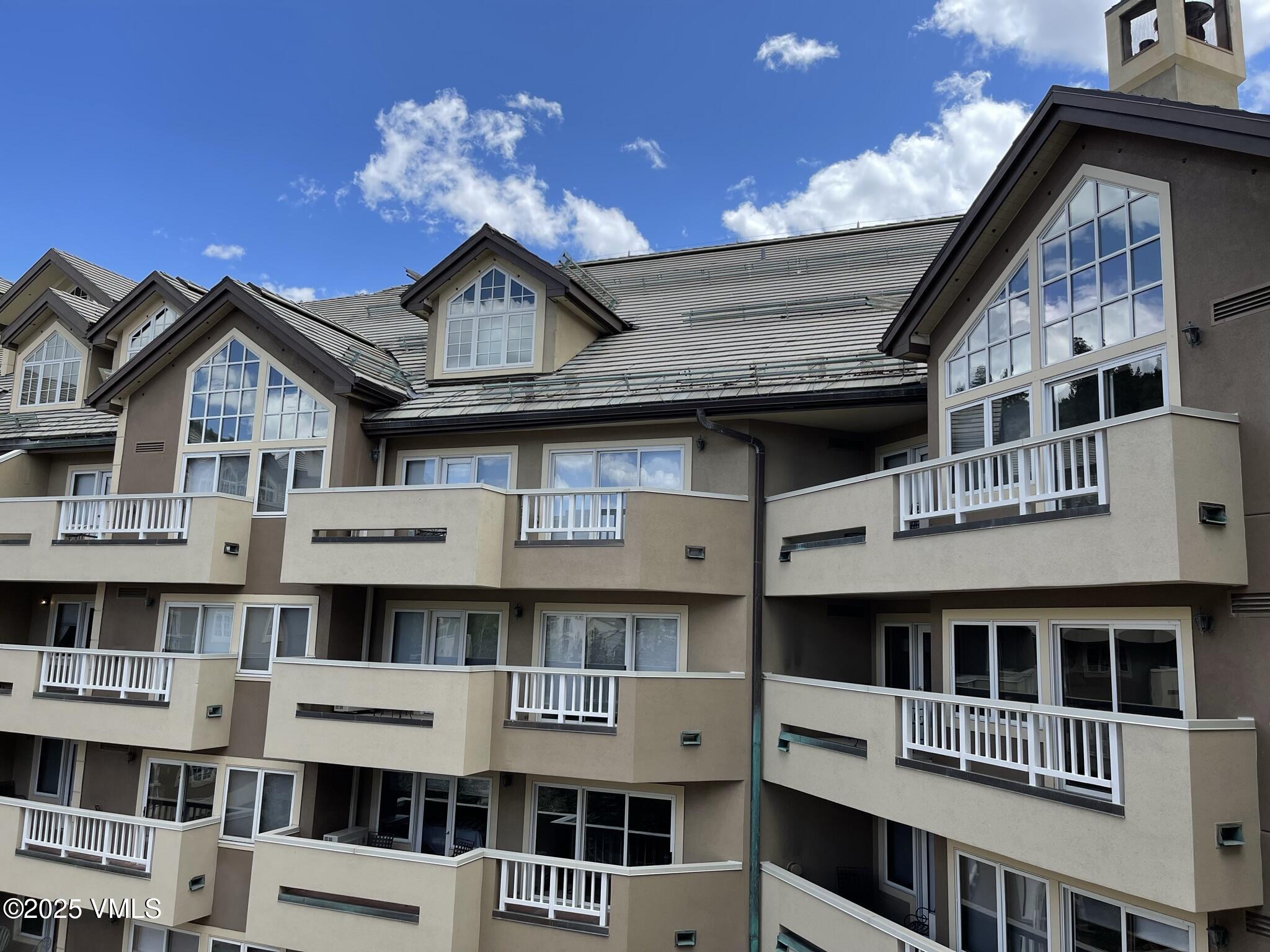 210 Offerson Road, Unit 308 WEEK 49 Beaver Creek, CO 81620 - Photo 6 of 31 a front view of a building with a yard