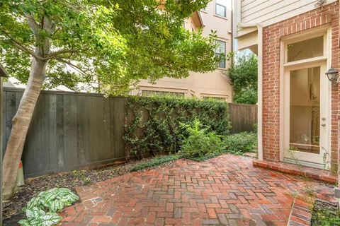 $1,275,000 | 107 Wynden Trace Lane, Houston, TX 77056