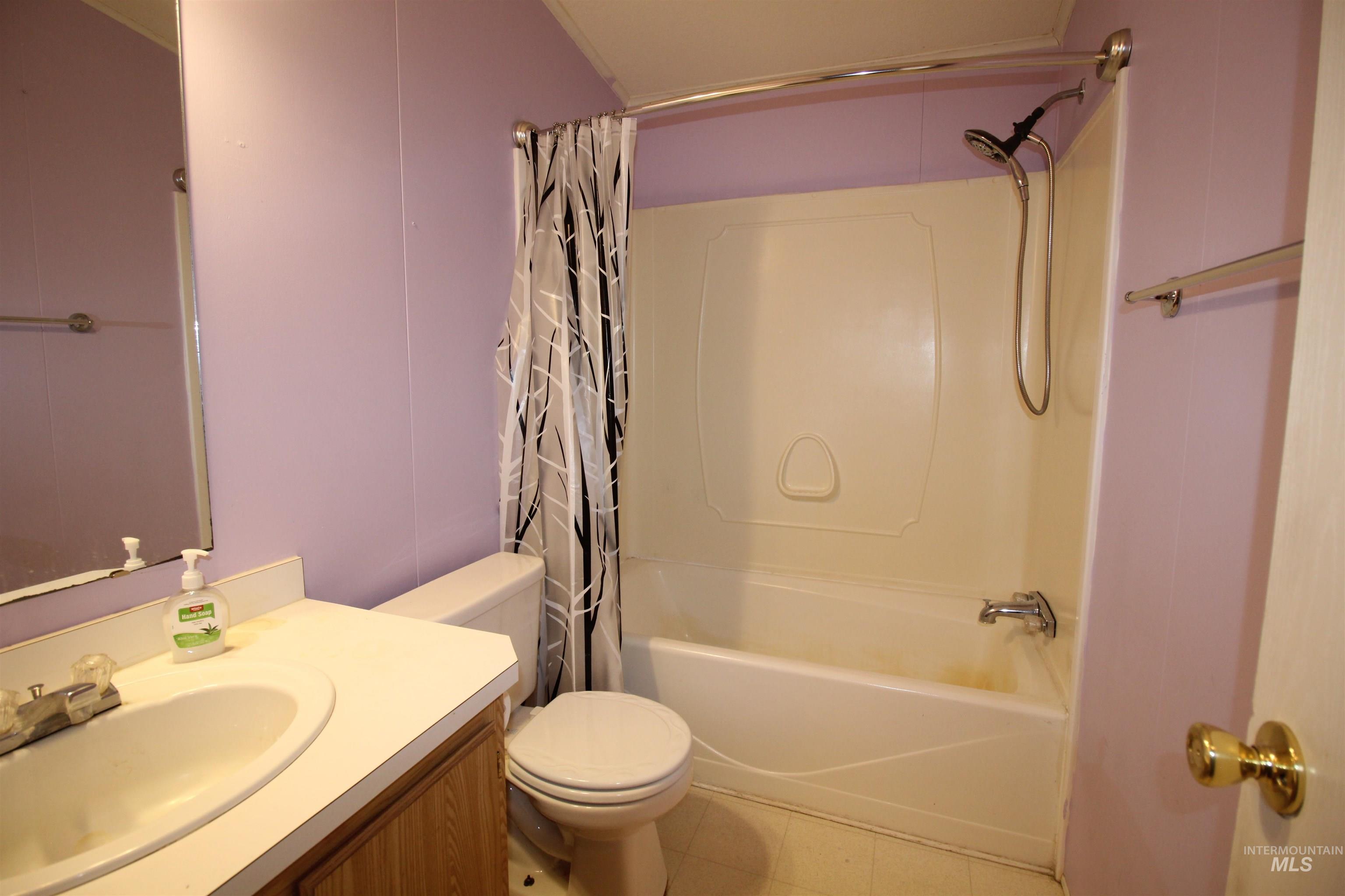 1550 Thousand Springs Road Weiser, ID 83672 - Photo 23 of 42 Full bath with shower / tub combo and vanity