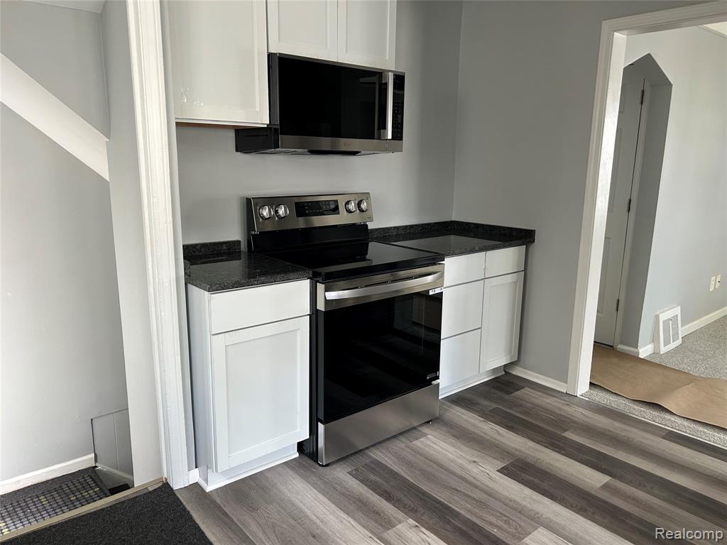 7546 Sterling Street Center Line, MI 48015 - Photo 5 of 29