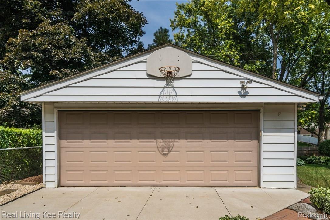 621 Rewold Drive Rochester, MI 48307 - Photo 29 of 34 2 1/2 car garage...a rare find in downtown!