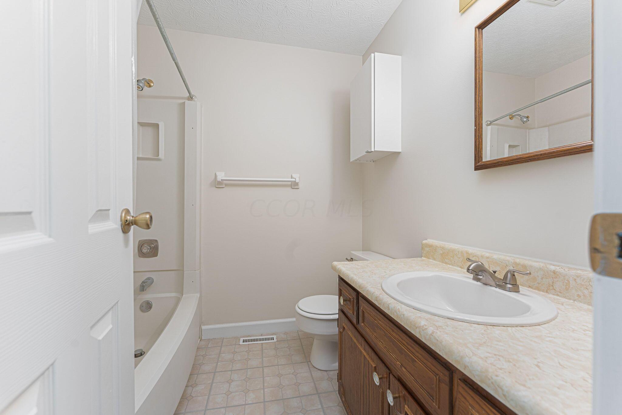 1952 Wolverhampton Road Powell, OH 43065 - Photo 29 of 48 Hall bath