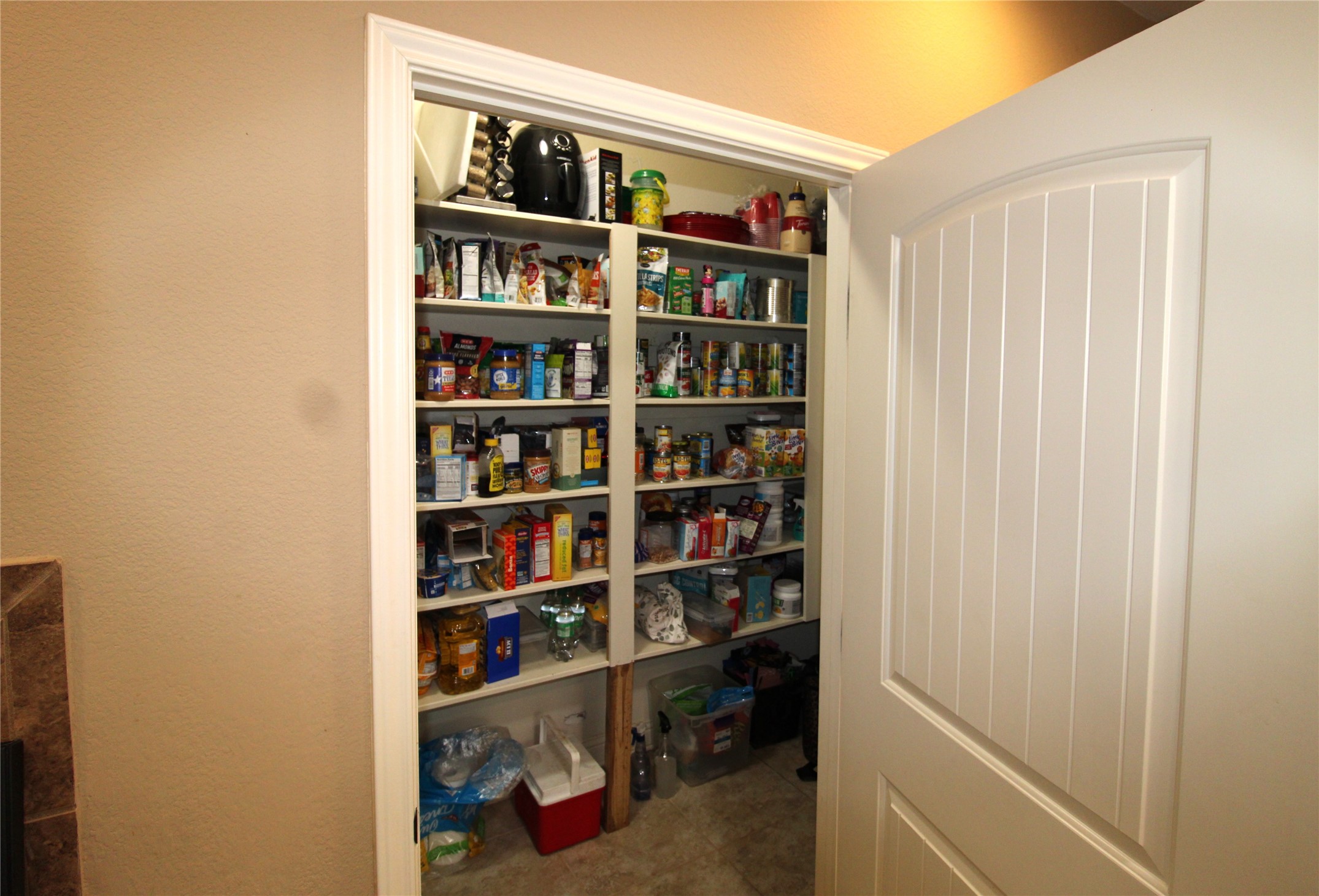 14620 Lyric Road Conroe, TX 77302 - Photo 14 of 43 a view of a livingroom with shelves